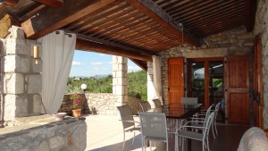 La grande terrasse plein sud dominant le terrain La grande terrasse plein sud dominant le terrain