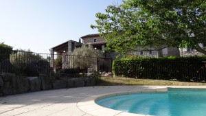 Vue sur la maison Amalthée depuis le solarium piscine Vue sur la maison Amalthée depuis le solarium piscine