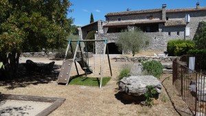 L'espace détente des plus petits avec vue sur la maison Amalthée