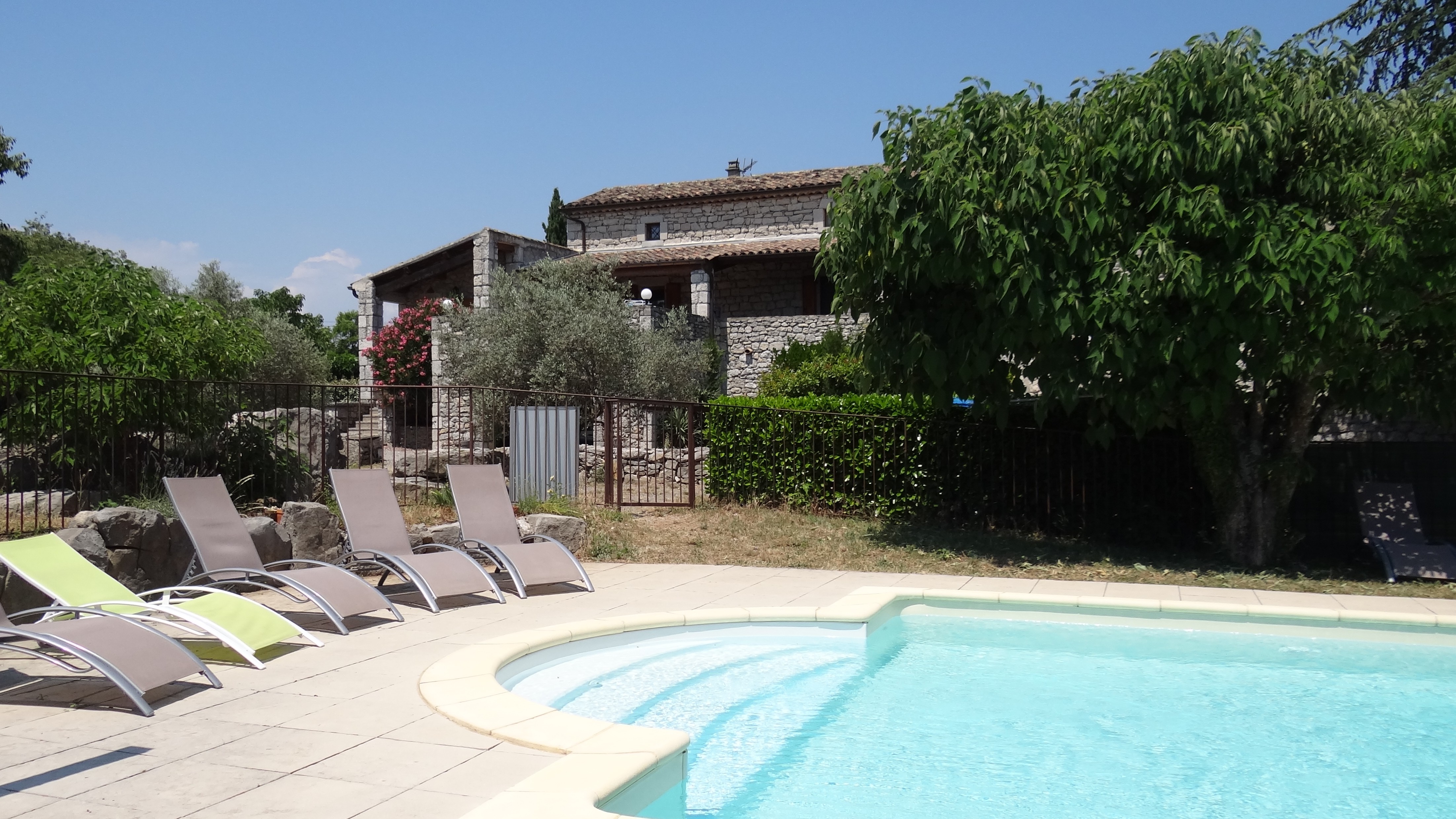 Vue sur la maison Amalthée depuis le solarium piscine Vue sur la maison Amalthée depuis le solarium piscine